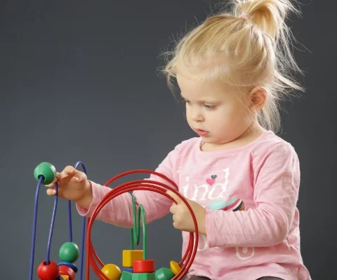 dziecko podczas zabawy klockami sensorycznymi