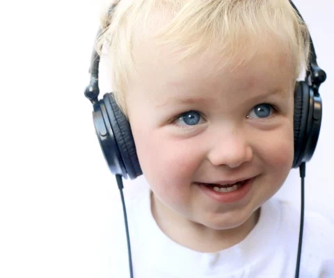 Uśmiechnięte dziecko w słuchawkach